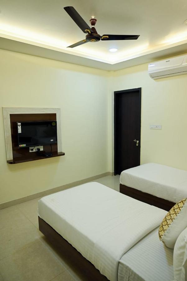 Hotel Golden Bliss Bhopal Bagian luar foto