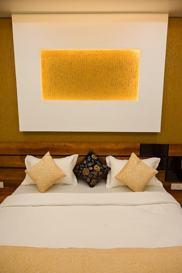 Hotel Golden Bliss Bhopal Bagian luar foto