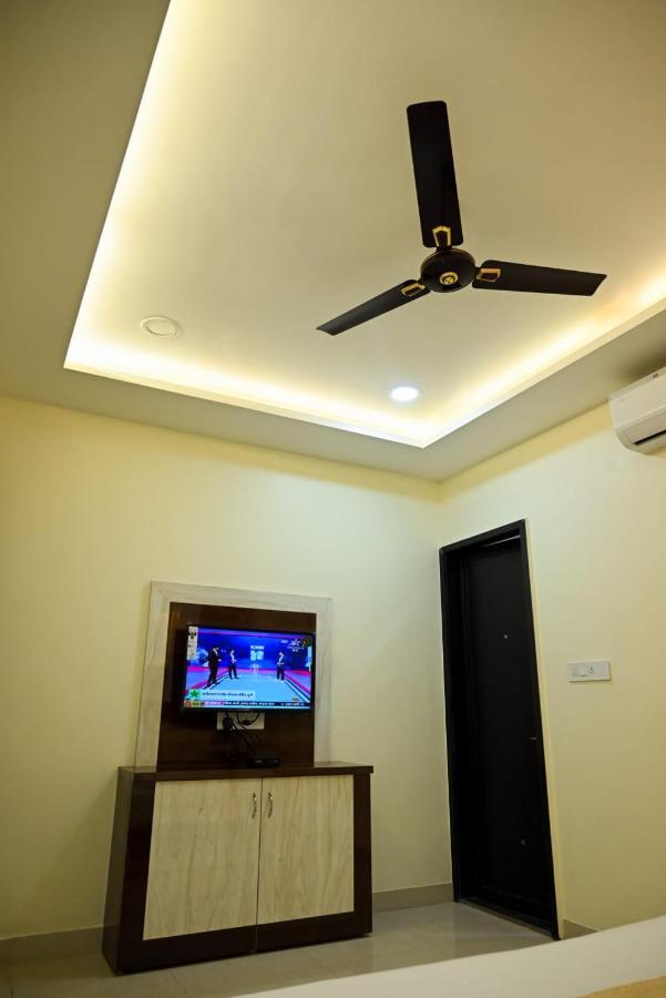 Hotel Golden Bliss Bhopal Bagian luar foto