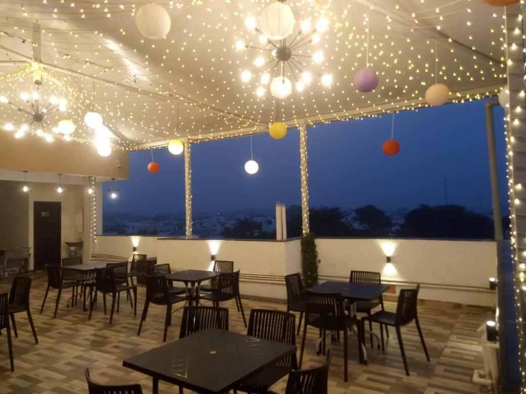 Hotel Golden Bliss Bhopal Bagian luar foto